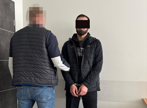 Policjant i zatrzymany.