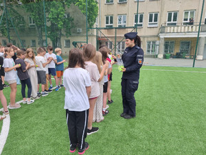 Policjantka i dzieci na boisku.