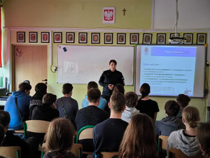 Policjantka i uczniowie.