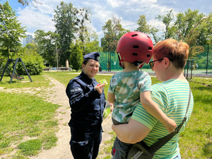 Policjantka rozdaje odblaski.
