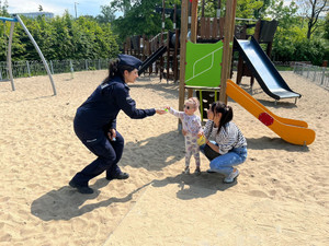 Policjantka rozdaje odblaski.