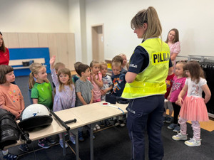 Policjantka i dzieci.