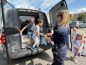 Policjantka i dzieci.
