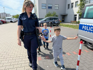 Policjantka i dzieci.