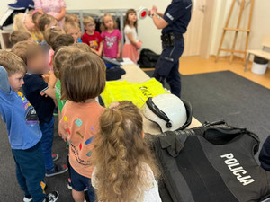 Policjantka i dzieci.