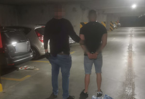 Policjant i zatrzymany.