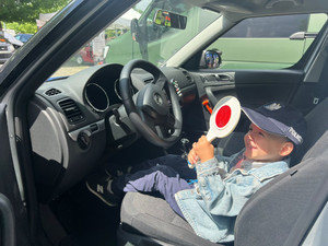 Dziecko w radiowozie.