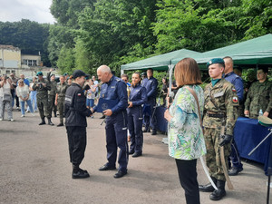 Uczniowie i inne osoby.