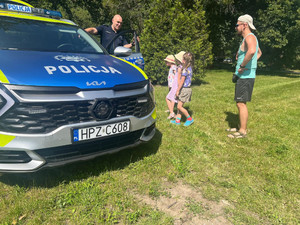 Policjant i inne osoby.