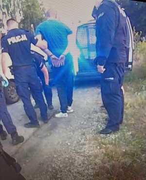 Policjanci i zatrzymany mężczyzna.