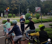 Policjant i dzieci na rowerach.