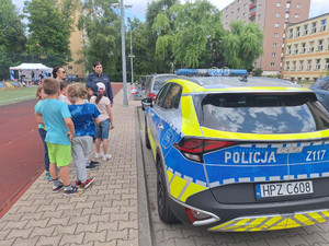 Policjantka i dzieci.
