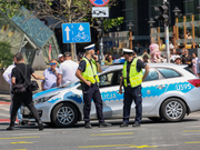 Policjanci na ulicy.