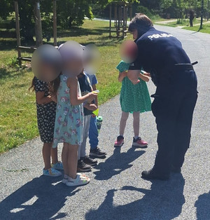 Policjantka i dzieci.