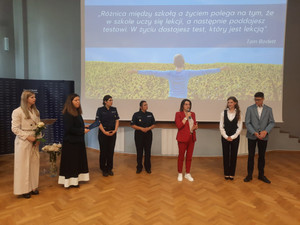 Policjantki i przedstawiciele szkoły.