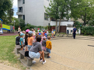 Policjantka i dzieci.