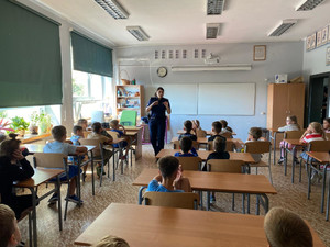 Policjantka i dzieci.