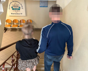 Policjant i zatrzymana kobieta.