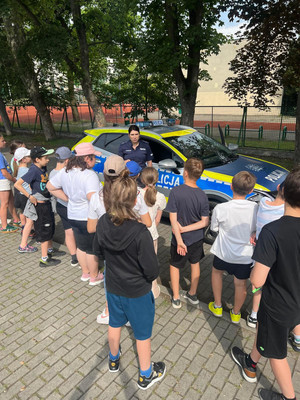 Policjantka, radiowóz i dzieci.