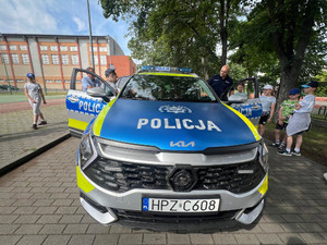 Dzielnicowy, radiowóz i dzieci.