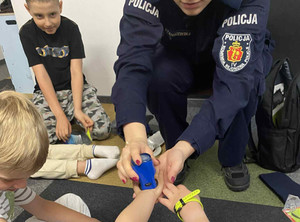 Policjantka i dzieci.