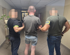 Policjanci i zatrzymany.