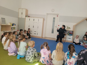 Policjantka i dzieci.