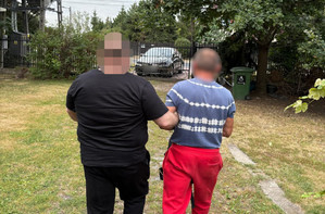 Policjant i zatrzymany.