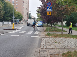 Policjant w pobliżu przejścia dla pieszych.