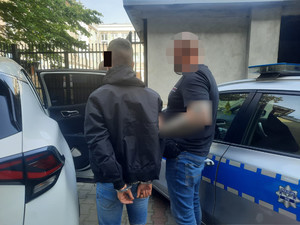 Policjant i zatrzymany.