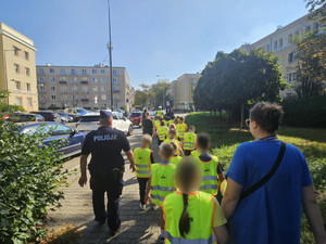 Policjanci i dzieci.