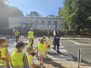 Policjanci i dzieci.