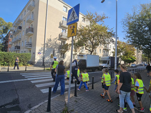 Policjanci i dzieci.