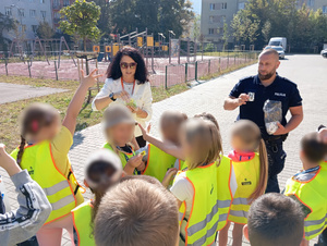 Policjanci i dzieci.