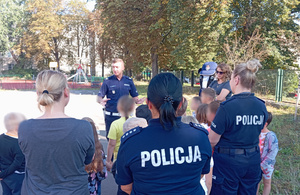 Policjanci i dzieci.