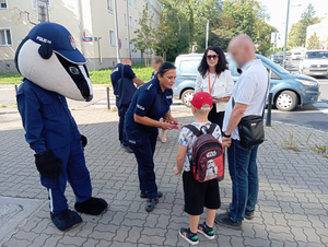 Policjanci i mieszkańcy.