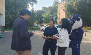 Policjanci i mieszkańcy.