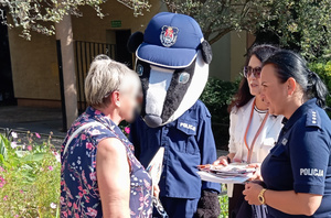 Policjanci i mieszkańcy.