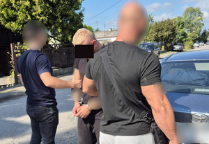 Policjanci i zatrzymany.