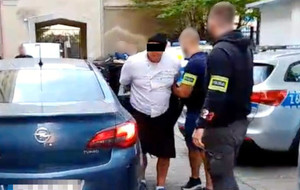Policjanci i zatrzymany.