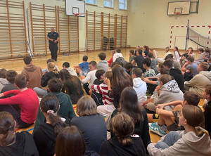 Policjant i uczniowie.