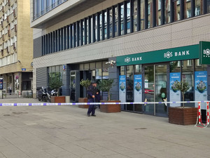 Policjant przed budynkiem.