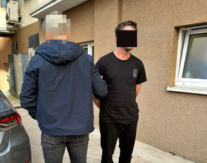 Policjant i zatrzymany mężczyzna.