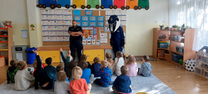 Policjant i dzieci.