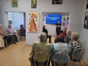 Policjant i seniorzy.