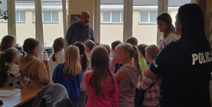 Policjantka i dzieci.