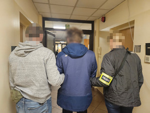 Policjanci i zatrzymany.