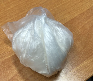 Biała zbrylona substancja.