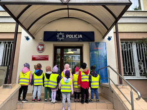 Dzieci przed budynkiem.