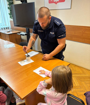 Policjant i dzieci.